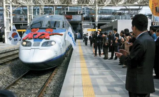 Đoàn tàu KTX Gyeongbu đầu tiên khởi hành từ Seoul Station – 2004