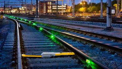 Dù radar và cảm biến hiện đại ra đời, mạch điện đường ray vẫn giữ vai trò cốt lõi trong hệ thống tín hiệu đường sắt toàn cầu – nhờ tính ổn định và độ tin cậy tuyệt đối